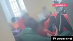 Троловете, наети само за коментари в Ютюб, работят в две зали, разказва Ксения Клочкова.