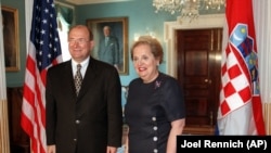 Американскиот државен секретар, Медлин Олбрајт со тогашниот хрватски министерка за надворешни работи, Мата Граниќ, Вашингтон, 22 јули 1998 година.