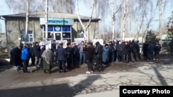 Сторонники Жалилова и Эгембердиева.