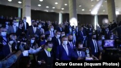 Congresul PNL a fost organizat cu 5000 de oameni, deși regulile în vigoare nu permiteau o astfel de adunare. Regulile de protecție împotriba Covid au fost încălcate frecvent pe perioada evenimentului.