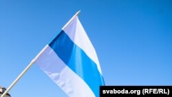 Бело-сине-белый флаг, иллюстративное фото