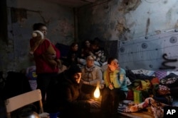 Хора в бомбоубежище в Мариупол. Снимка: Евгений Малолетка