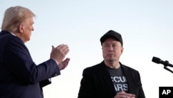 Donald Trump i Elon Musk tokom Trumpove predizborne kampanje u Butleru, Pennsylvania, SAD, 5. oktobra 2024.