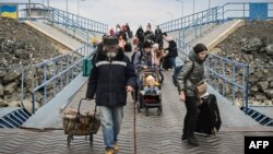 Refugiați ucraineni se îmbarcă pe un feribot pentru a traversa Dunărea, la granița româno-ucraineană de la Isaccea-Orlivka, 25 martie 2022