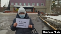 Антивоенный пикет в Омске (архивное ото)