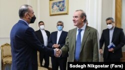 دیدار انریکه مورا، هماهنگ‌کننده اروپایی مذاکرات احیای برجام (سمت راست) با حسین امیرعبداللهیان، وزیر خارجه ایران