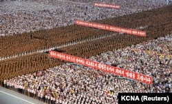 A Hwasong–14 interkontinentális rakéta sikeres tesztjét ünneplő észak-koreai tömeg a phenjani Kim Ir Szen téren 2017. július 6-án