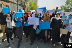 Avganistanske žene i devojčice učestvuju u protestu ispred Ministarstva prosvete u Kabulu 26. marta 2022. godine, zahtevajući da se srednje škole ponovo otvore za devojčice.