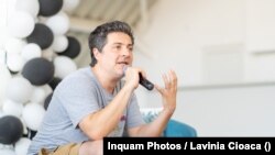 Actorul Mihai Călin, lider sindical la TNB, spune că directorul interimar al teatrului era în sală în momentul distribuirii revistei.