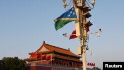 Nacionalne zastave Solomonskih ostrva i Kine vijore se na Tjenanmen trgu u Pekingu, oktobar 2019. 