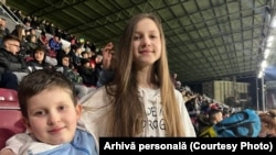 Copiii Irinei, la meciul pentru pace organizat recent la Cluj, unde au venit alături de mama lor, din Brăila.