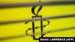 Logoja e Amnesty International e vendosur në zyrat e kësaj organizate në Hong Kong. Fotografi nga arkivi.
