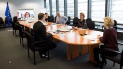 Председателката на Еврокомисията (вдясно) води конферентно видеозаседание на групата за отговор на епидемията от коронавирус в централата на Комисията в Брюксел. Съветниците ѝ спазват дистанцията за отстояние на поне 1,5 м