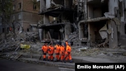 Оштетена зграда по вчерашните напади врз Киев. 