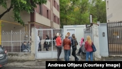 În unele zile, la sediul din Centrului pentru Imigrări din Tudor Gonciu nr 24 din Capitală vin și câte 400 de persoane. 