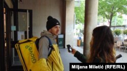 Moraš da radiš da bi zaradio, poručuje dostavljač Dušan Veselinović.