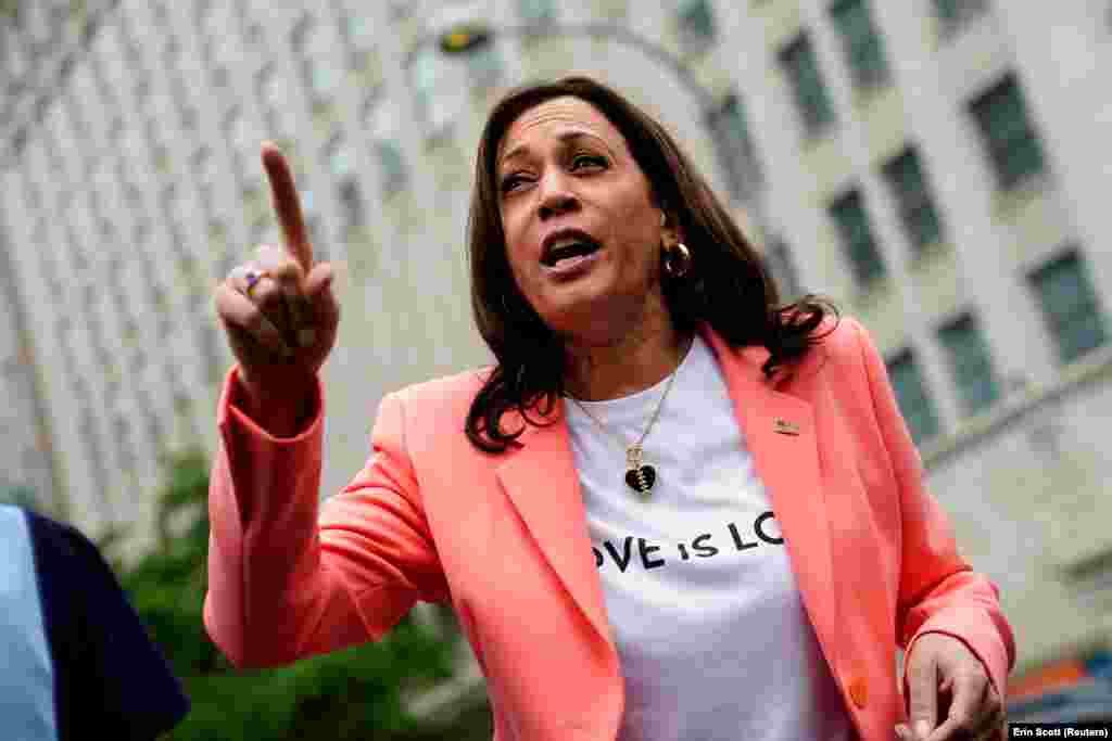 Kamala Harris egy &quot;Love is love&quot;, azaz a szeretet az szeretet feliratú pólót viselt az eseményen.&nbsp;