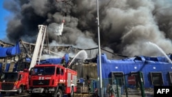 Un mare depozit de mărfuri ardea marți în regiunea Kievului, după un nou atac rusesc. 