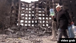 Civilii care au evadat din orașul-port asediat Mariupol au descris scene de „iad” și spun că cei care rămân printre ruine sunt în pragul înfometării.