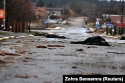 Тела погибших жителей Бучи на улице после отступления российских военных, 2 апреля 2022 года
