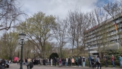 Szavazásra váró magyarok Hágában, 2022. április 3-án.