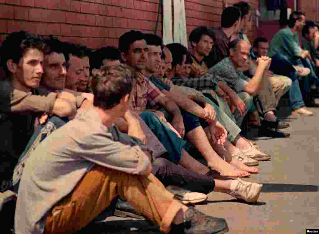 Rudnik&nbsp;Omarska&nbsp;je početkom rata 1992.&nbsp;bio logor za zatvaranje i mučenje bošnjačkog i hrvatskog stanovništva sa područja Prijedora. Logor su organizovale lokalne vlasti, predvođene Srpskom demokratskom strankom. U logoru je od maja do augusta 1992. bilo zarobljeno oko 6.000 građana nesrpske nacionalnosti. Oko 700 ih je ubijeno. U logoru je boravilo i 37 žena i 28 maloljetnika. Logor je zatvoren u augustu 1992., nakon što su ga posjetili strani novinari i napravili snimke neuhranjenih zatvorenika koje su obišle svijet. Rudnik&nbsp;Omarska&nbsp;je sada u vlasništvu Mittal Steel korporacije. Vlasnici su željeli odati počast žrtvama izgradnjom memorijalnog centra, ali su se toj inicijativi suprotstavili predstavnici lokalne vlasti. Novinarima RSE bilo je dozvoljeno slikati samo zloglasnu Bijelu kuću, u kojoj su logoraši mučeni do smrti. Slike: 1992. i 2022. 