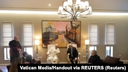 Papa Franja sa predsjednikom Malte Georgeom Vellom, Valeta, 2. april 2022. 