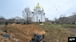 Masovna grobnica iza crkve u gradu Buča, sjeverozapadno od ukrajinskog glavnog grada Kijeva, 3. april 2022