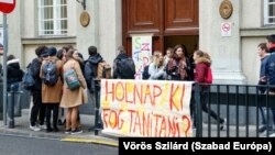 Pedagógussztrájkot jelző feliratok az Eötvös Gimnázium előtt 2022. március 16-án