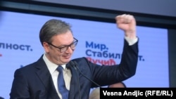 Predsednik Srpske napredne stranke proglasio je pobedu na predsedničkim izborima, osvojivši drugi predsednički mandat. Vučić u sedištu stranke tokom izborne noći, Beograd, 3. april 2022. 