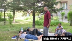 Migranti u parku u Tuzli, lipanj 2019.