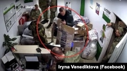Снимка на Сергей Колоцей и други руски войници от куриерска служба в Беларус, чрез която те пращат военна плячка от Украйна в родината си