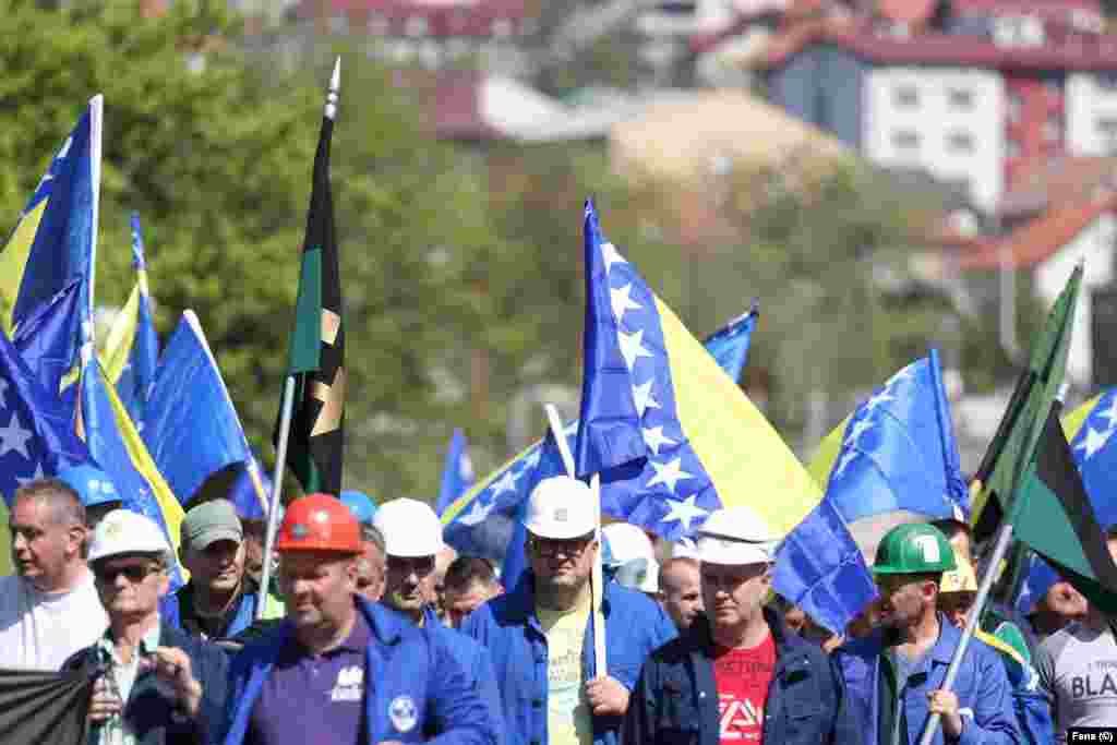 Oko 200 rudara okupilo se u Sarajevu na platou Željezničke stanice.&nbsp;