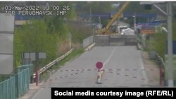Punctul de trecere a frontierei Pervomaisc - Kuciurgan, pe segmentul transnistrean dintre R. Moldova și Ucraina. Acesta a fost blocat la începutul invaziei pe scară largă a Rusiei în Ucraina. Imagine de pe o cameră de supraveghere, 3 mai 2022.