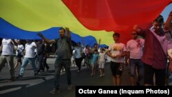 Modificările legislative promovate în România de UDMR copiază controversata legislație maghiară. Imagine generică de la marșul „Normalității”, București, 14 august 2021.