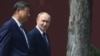 Президент РФ Владимир Путин (справа) и глава КНР Си Цзиньпин
