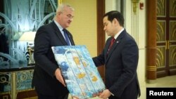 Ministrul de Externe al Ucrainei, Andri Sîbiha, oferindu-i secretarului de Stat american, Marco Rubio, o icoană Maica Domnului cu Pruncul, obiect de cult și în ortodoxie, și în catolicism. Marco Rubio e catolic practicant.