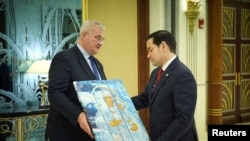 Министр иностранных дел Украины Андрей Сибига передает икону госсекретарю США Марко Рубио. Джидда (Саудовская Аравия), февраль 2025 года