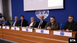 Част от учредителите на Клуба за българо-македонско приятелство. 