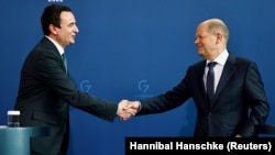 Kryeministri i Kosovës, Albin Kurti, duke përshëndetur kancelarin gjerman, Olaf Scholz, pas një konference të përbashkët për media në Berlin më 4 maj 2022.