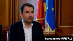 Cătălin Drulă spune că România, în contextul războiului, nu este curajoasă și asta o face să nu beneficieze de respectul de care s-ar putea bucura la nivel european. Noi nu suntem lideri, spune liderul USR, suntem cei care urmează, cei care așteaptă să vadă ce se întâmplă. 