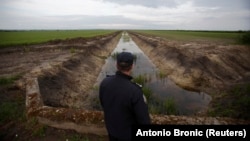 Pripadnik granične policije Hrvatske kod granice sa Srbijom