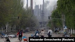 Dim se diže iznad fabrike Azovstal u lučkom gradu Mariupolju koga su bombardovale i preuzele ruske snage. Rusija invaziju na Ukrajinu naziva "specijalnom vojnom operacijom". Ukrajina, 2. maja 2022. 