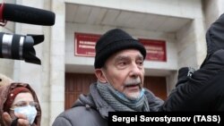 Activistul Lev Ponomariov în fața unui tribunal din Moscova, 11 ianuarie 2021.