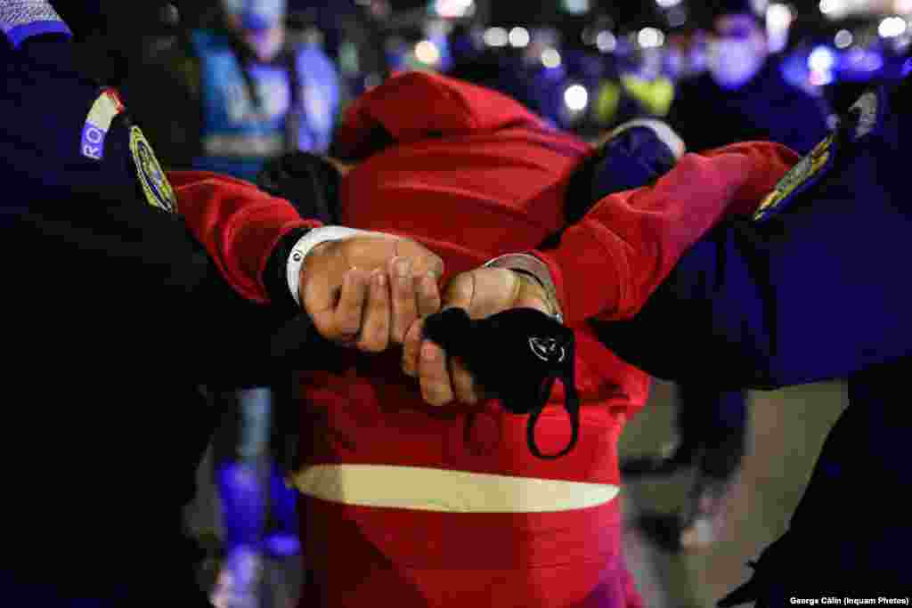 Zeci de protestatari care au aruncat cu pietre în forțele de ordine la Piața Unirii au fost încătușați și urcați în dubele Jandarmeriei.