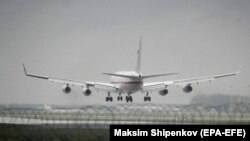 Avionul special al guvernului rus IL-96 aterizează pe aeroportul Vnukovo din Moscova, 29 mai 2021.