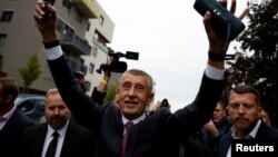 Бабиш слави по објавувањето на прелиминарните резултати од парламентарните избори во Чешка, 4 октомври 2025 г.