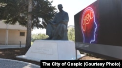 Spomenik Nikoli Tesli u centru Gospića. Slavni znanstvenik je rođen u selu Smiljan kod ovog grada 1856. godine, a prethodni na istom mjestu postavljeni spomenik uništen je druge godine rata u Hrvatskoj 1992. Identičan spomenik je i kod Elektrotehničkog fakulteta u Beogradu. 