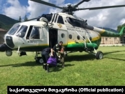 მაშველებს რაჭის წყალდიდობის შემდეგ მოსახლეობა უსაფრთხო ადგილას გადაჰყავთ. 2020 წლის ივლისი