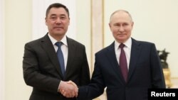 Președintele Kârgâzstanului, SadÎr Japarov, alături de președintele rus Vladimir Putin, la Moscova, 8 mai.